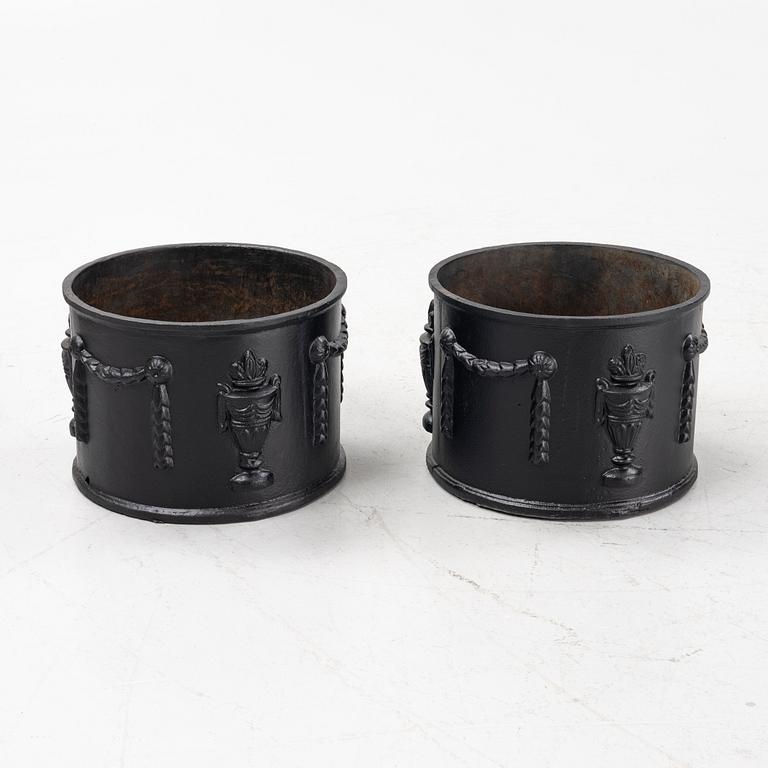 Trädgårdsurnor, ett par, gjutjärn, 1900-talets andra hälft.