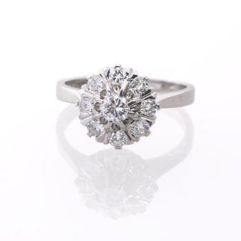 RING, 18K vitguld med briljantslipade diamanter, enligt gravyr 0.81 ct. Ragner Lennart, Göteborg, 1974.