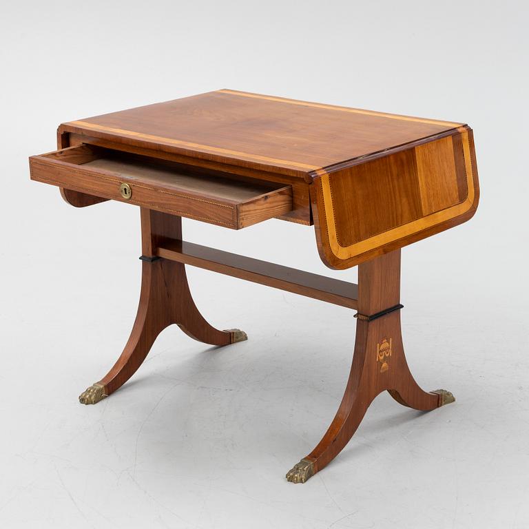 A mahogany veneered drop leaf table, early 19th Century.