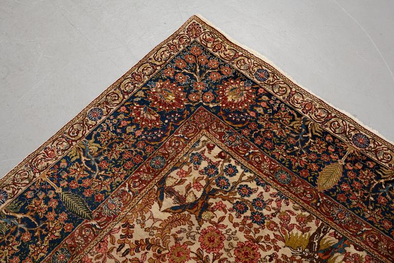A carpet, a semi-antique Tabriz, ca 297,5 x 224 cm.