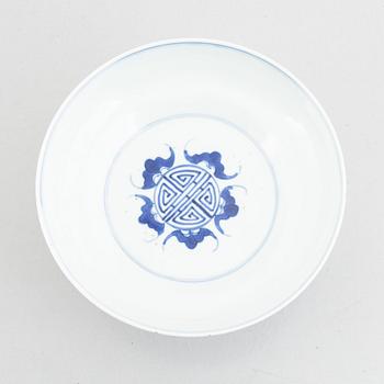 A blue and white stem cup, China, late Qing dynasty/early 20th century.