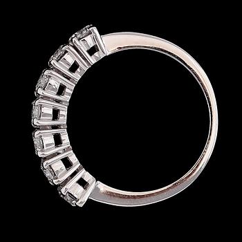 RING, 18K vitguld, 7 briljantslipade diamanter tot ca 1.46 ct.