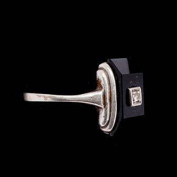 RING, silver, art déco, 1920-/30-tal, med svart sten och briljantslipd diamant.