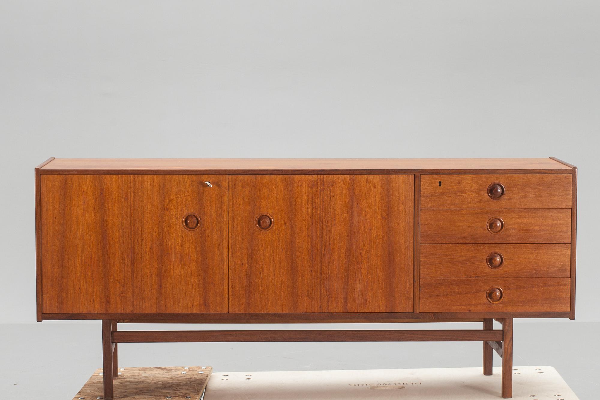 SIDEBOARD, teak, 1950-tal.