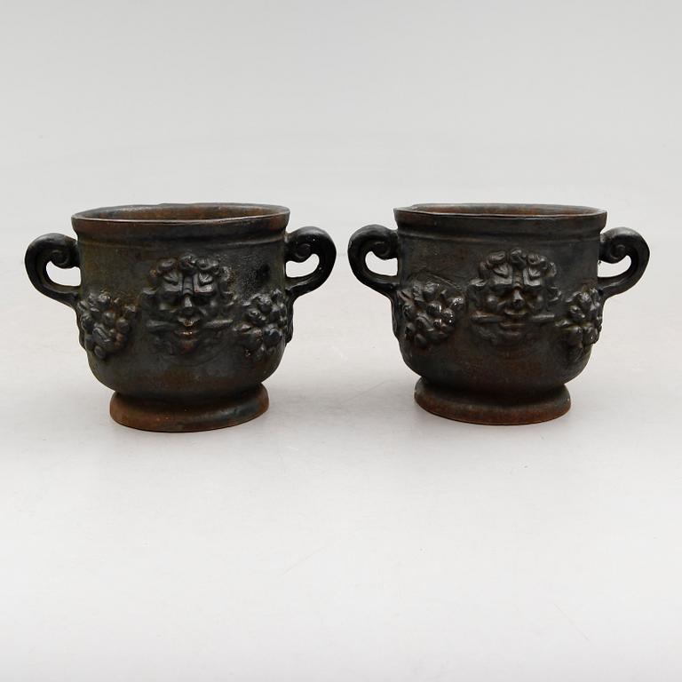 TRÄDGÅRDSURNOR, gjutjärn, empirestil, 1900-talets första hälft.