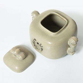 Arthur Percy, urna med lock, Upsala-Ekeby Gefle, 1930-tal.