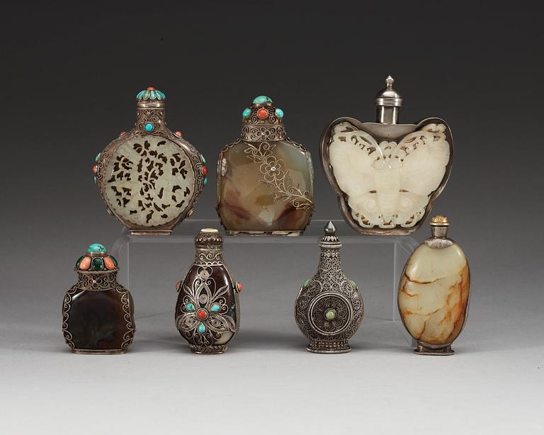 SNUSFLASKOR, sju stycken, bl.a. silver, tenn, agat, tukoser och nefrit. Mongoliet, sen Qing och tidigt 1900-tal.
