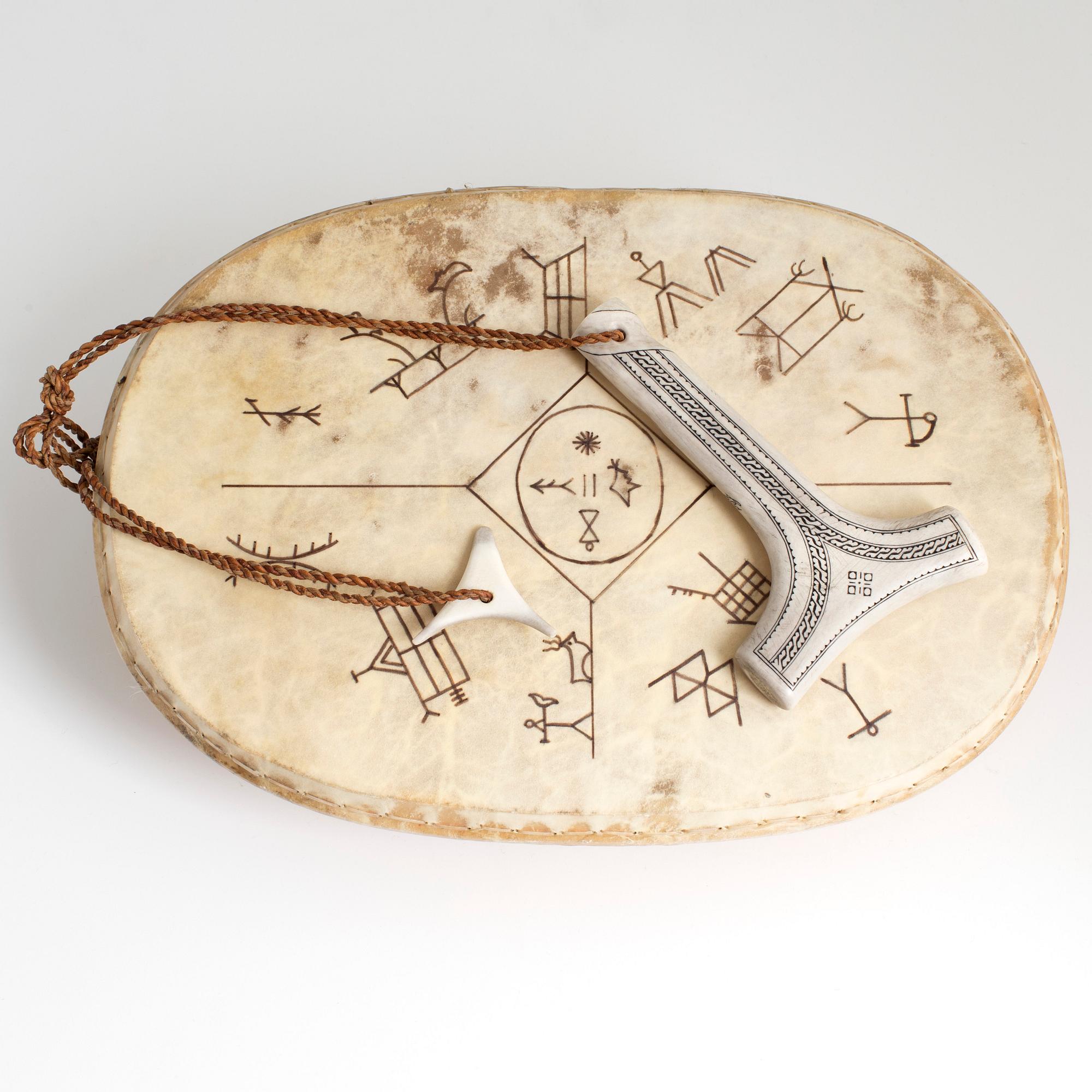 PER-OLA JÖNESTÅL, Kurravaara, ceremonitrumma med hammare, sk. trolltrumma, hammare signerad POJ.