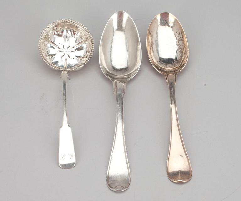 SKEDAR ETT PAR OCH SOCKERSTRÖARE, silver, Finland och Sverige 1700/1800-tal. Vikt 159 g.