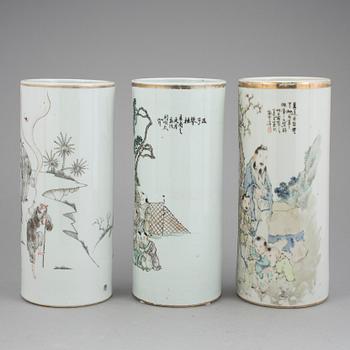 PENSELVASER, porslin, 3 st, 1900-tal, Kina.