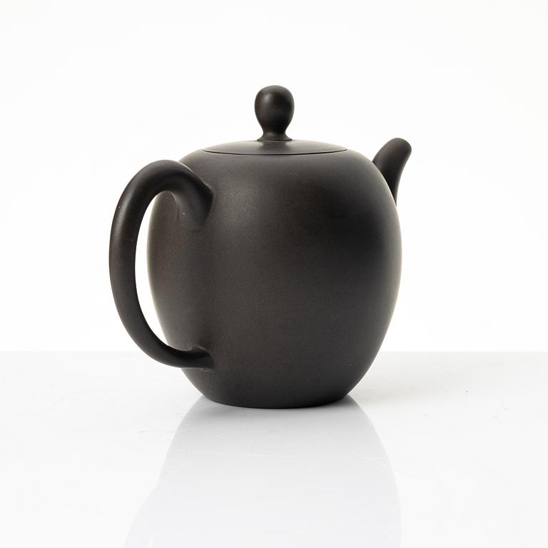 Gu Jingzhou, A dark yixing teapot, 1980s.