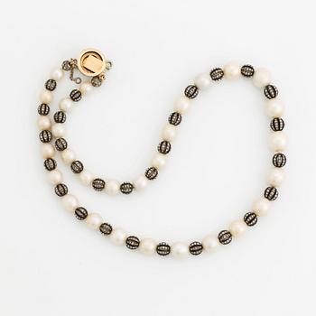 Garnityr bestående av en tiara, en collier, en brosch och ett par örhängen i orginaletui, 1800-tal.