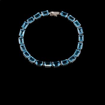 ARMBAND, 18k vitguld med 21 bagettslipade topaser. Vikt 12 g.