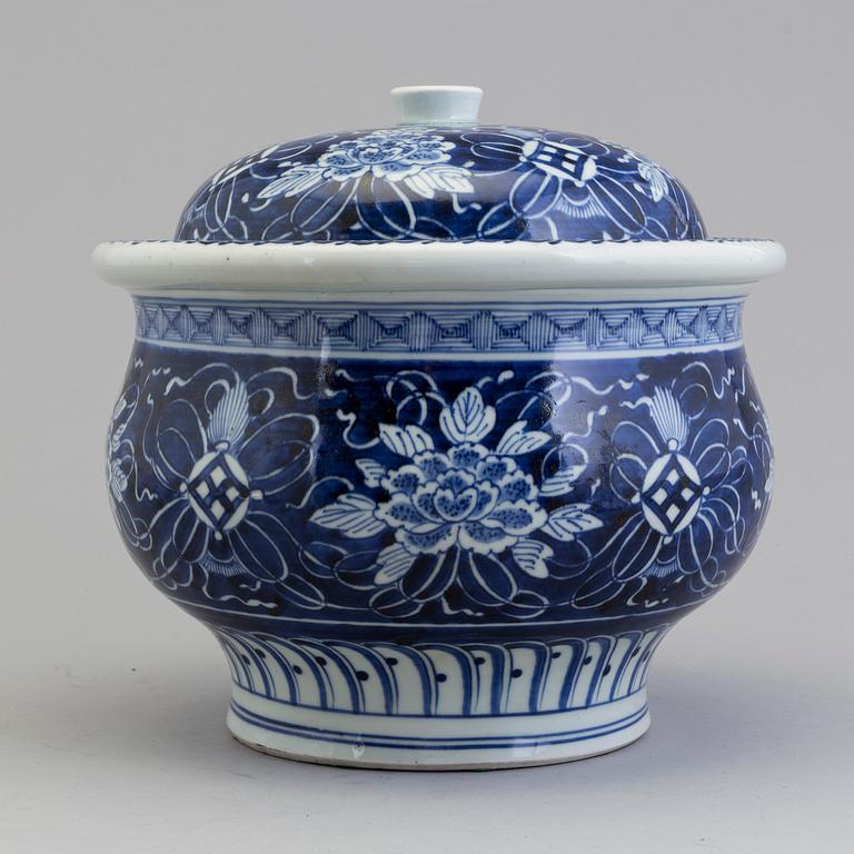 A large Chinese blue and white porcelain tureen with cover, Qing dynasty, 19th century.