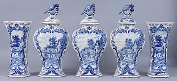 VASER, ett par samt LOCKURNOR, 3 st, fajans, Holland, 1800/1900-tal.
