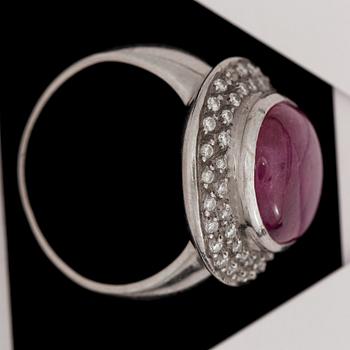 A cabochon cut ruby ring set with brilliant cut diamonds, tot. app. 0.75 ct.
