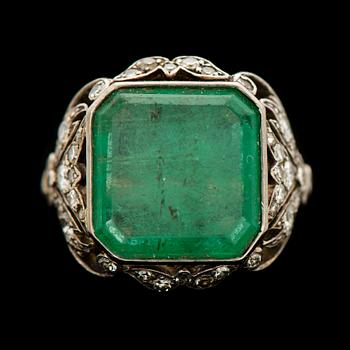 A RING, 18K gold, emerald, diamonds.