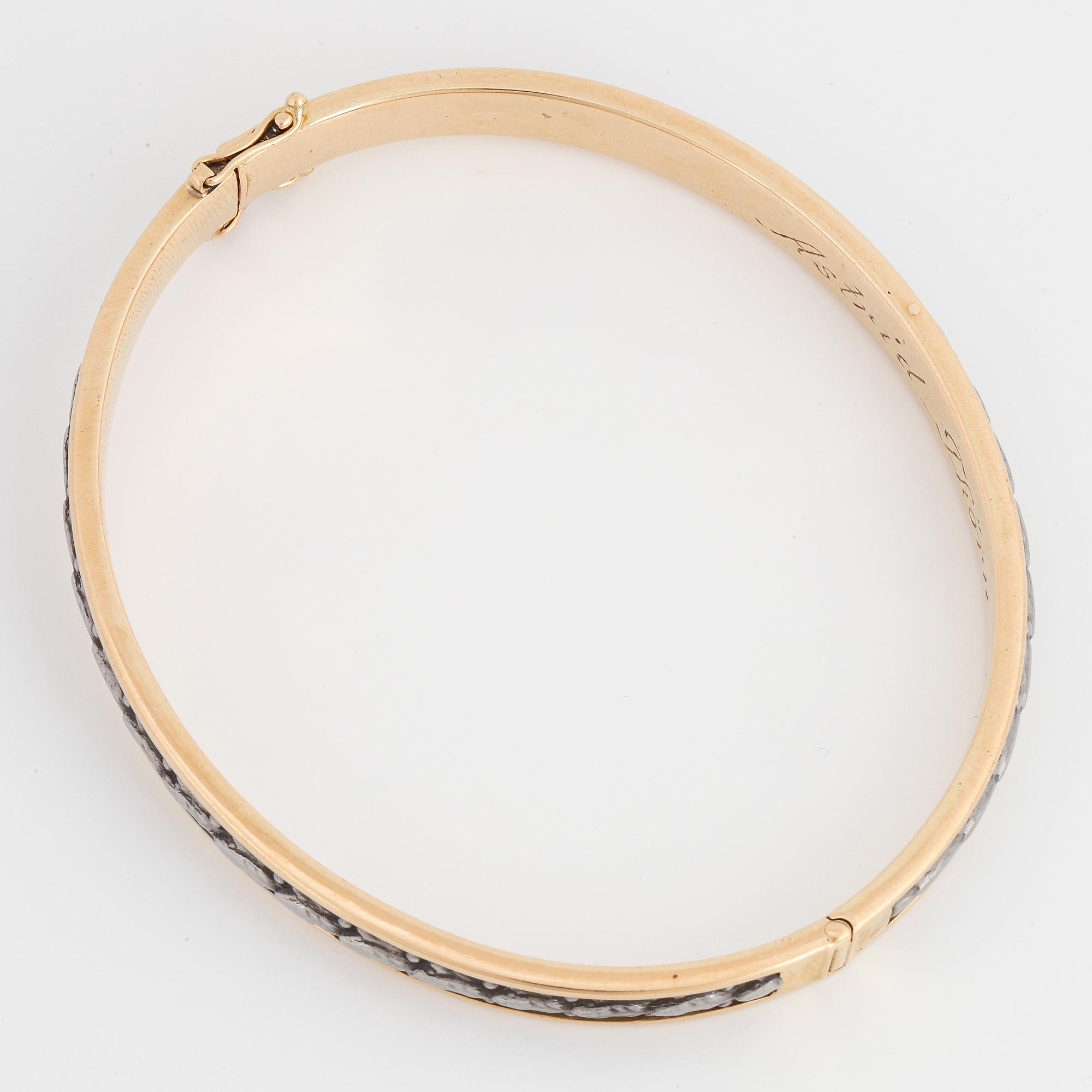 An 18K gold bangle.