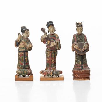 Figuriner, tre stycken, bemålat trä, sen Qingdynasti, 1800-tal.