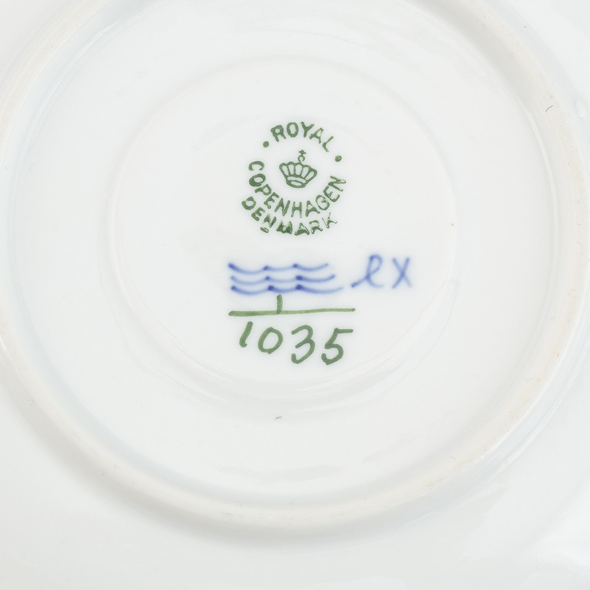 Royal Copenhagen, a porcelaine part coffee service, 'Musselmalet'. (21 pieces).