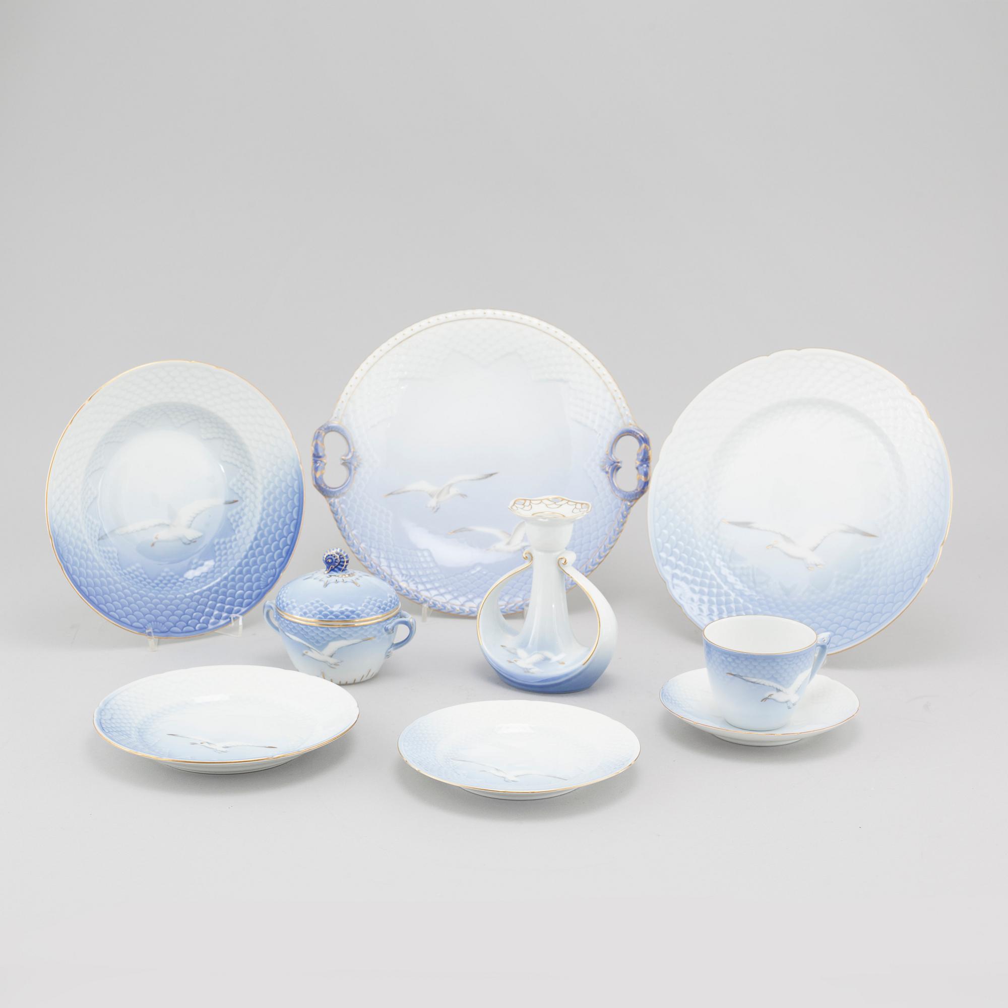 46 pieces of porcelain tableware from Bing & Gröndahl, second half of the 20th century.