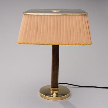 PAAVO TYNELL, BORDSLAMPA, modell 5066. Tillverkare Taito Oy, 1940-tal.