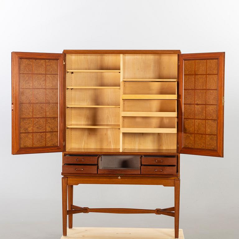 CABINET, Hjalmar Wikström Möbelsnickare, Stockholm, 1920-/1930-tal. Attributed to Carl Malmsten.