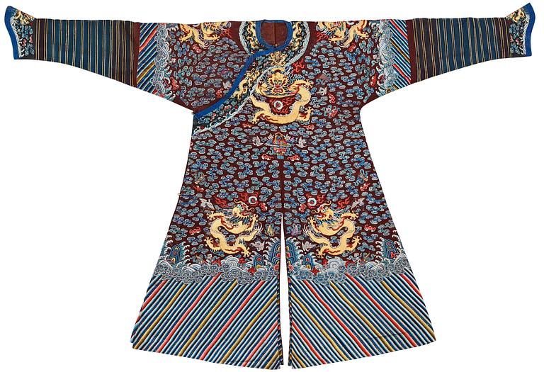 ROCK, vävd och broderad. Höjd 147 cm. Kina 1930-tal.