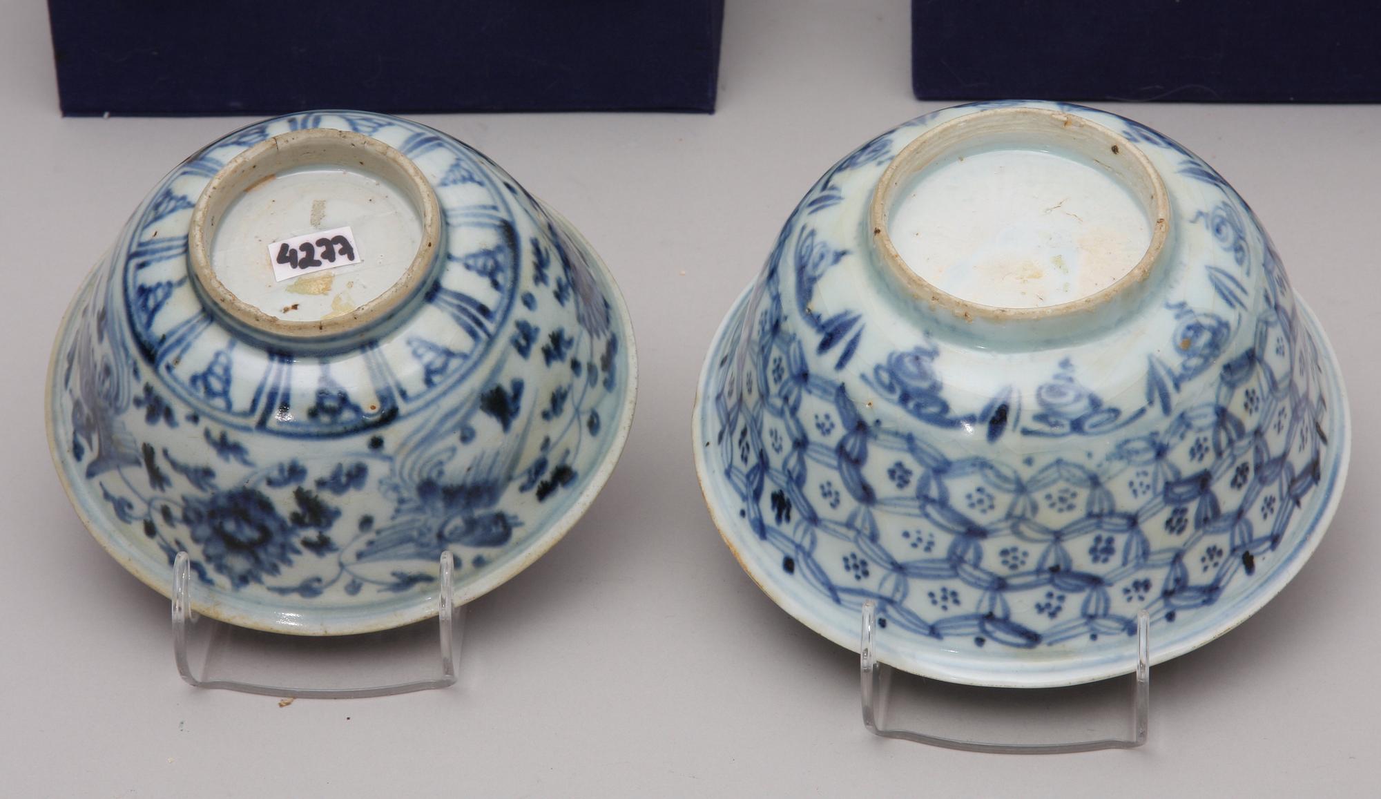 SKÅLAR, 2 st. Porslin. Kina. Troligen Ming.