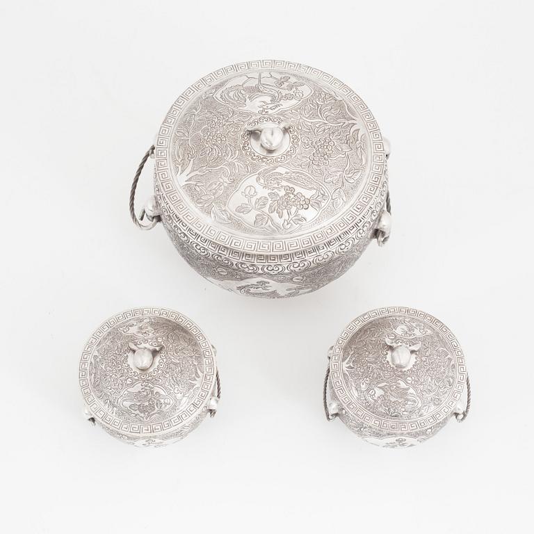 Askar med lock, 3 st, silver. Qingdynastin, Kina, omkring 1900.