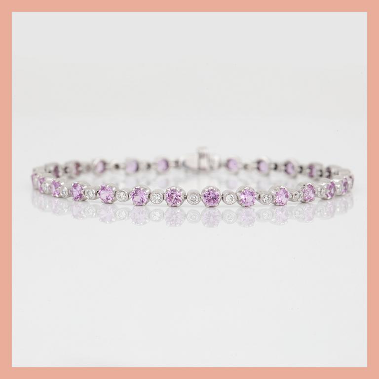 ARMBAND, Riviére, 18K vitguld med små diamanter tot ca 0,40 ct och rosa safirer, tot ca 2,53 ct. Total vikt ca 7,48 g.