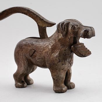 NÖTKNÄPPARE, målad metall, 1800-tal.