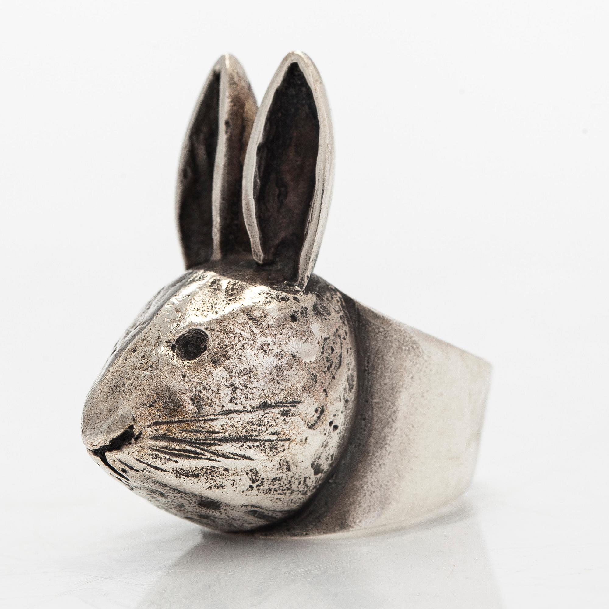 Eila Minkkinen, sormus, jänis, sterlinghopea, 2015.