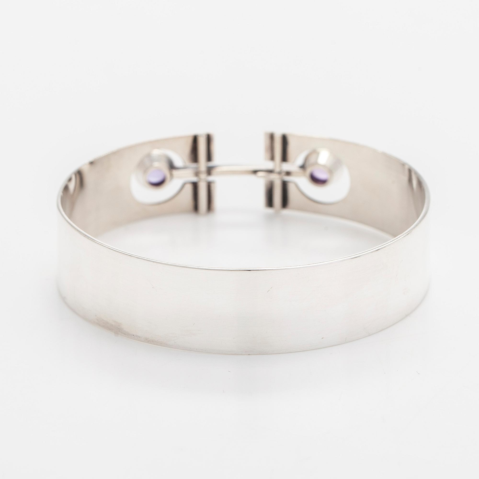 Holger Lindström, armring, cabochonslipade ametister, silver, Helsingfors 1963.