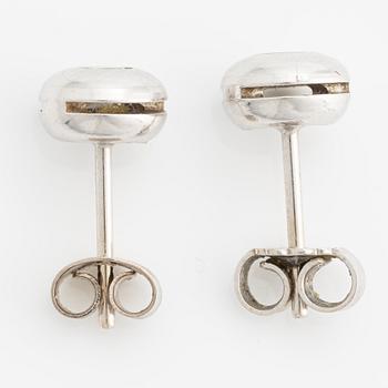 Örhängen, ett par, vitguld med briljantslipade diamanter.