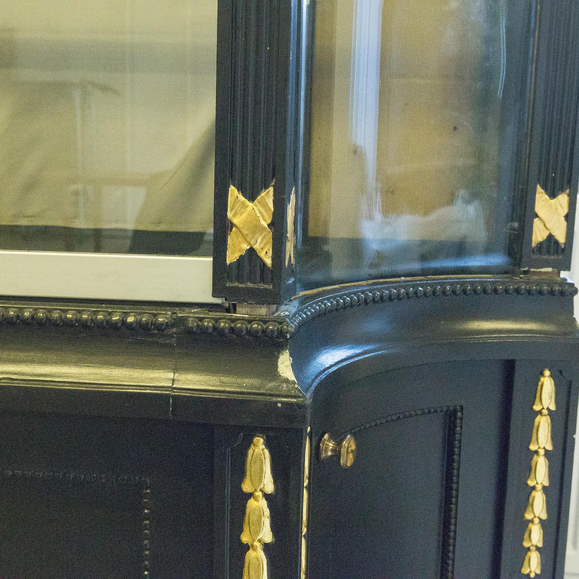 An early 20th century Gustavian style vitrine,
