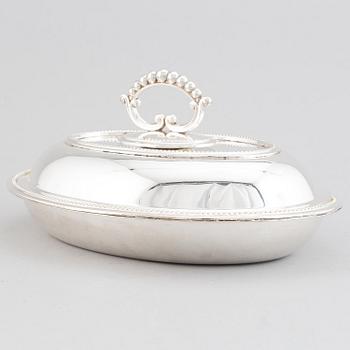 A silver plated serving dish with lid, 20th century.