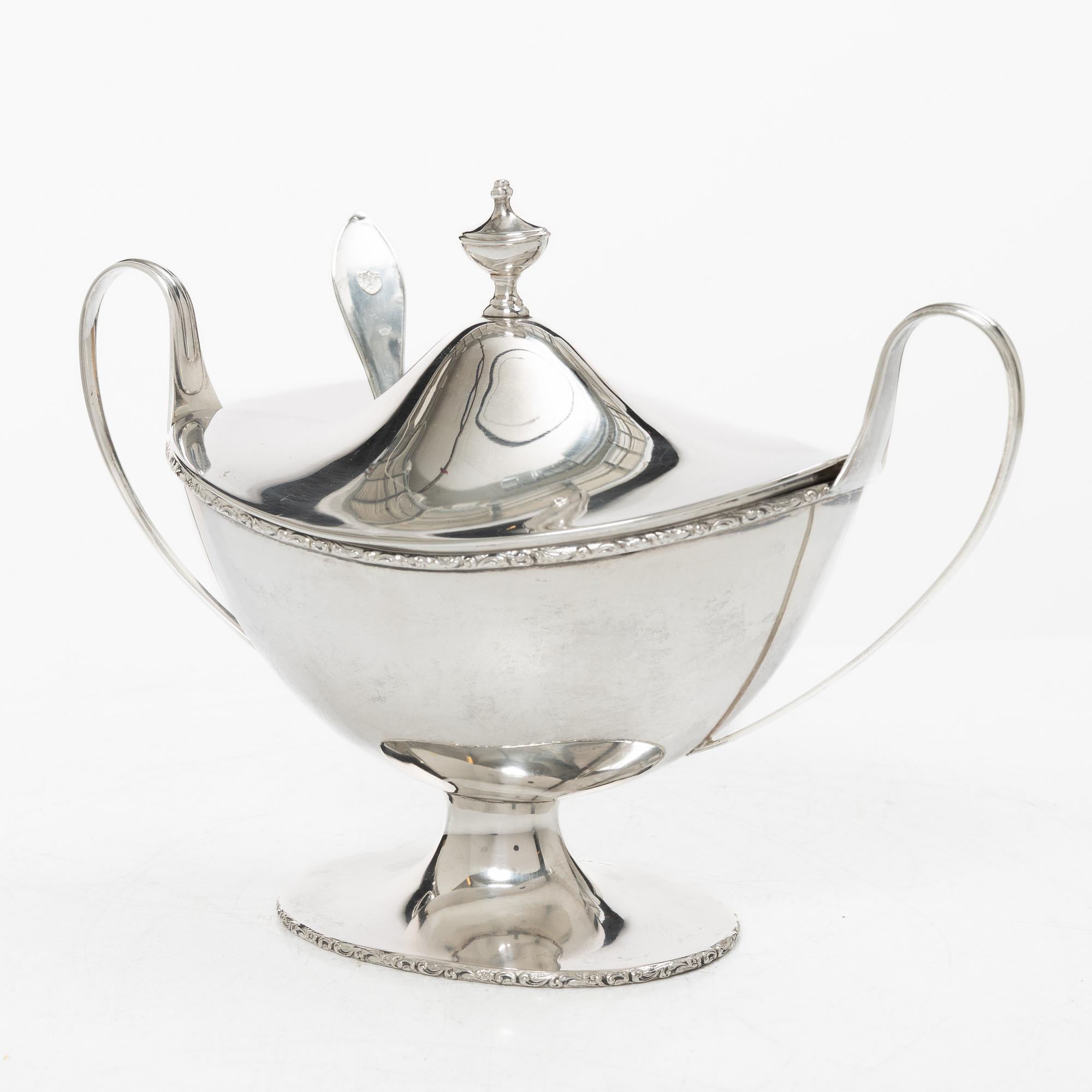 Firma Carl Fredrik Carlman, sockerskål med lock samt strösked, silver, Stockholm 1919.