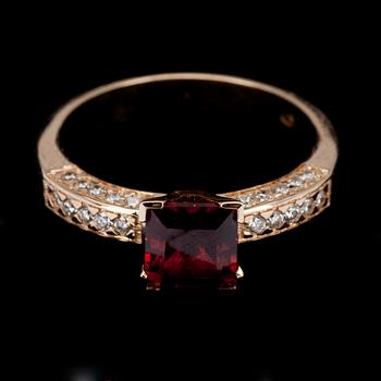 RING, guld 14K, prinsesslipad granat 1,48 ct och briljantslipade diamanter, tot. 0,20 ct. Vikt 4 g.