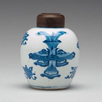 A blue and white tea jar, Qing dynasty, Kangxi (1662-1722).
