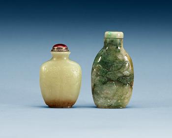 1368. SNUSFLASKOR, två stycken, nefrit. Sen Qing dynasti.