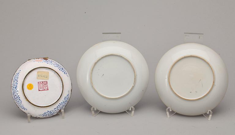SKÅLAR, tre stycken, FAT, tre stycken, samt KOPP, porslin. Qing dynastin, Qianlong (1736-95), koppen troligen 1900-tal.