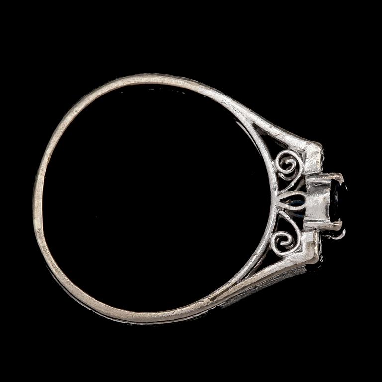 RING, 14k vitguld med blå safir och diamanter.