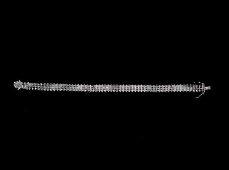 ARMBAND, silver med små diamanter. 1900-talets slut.