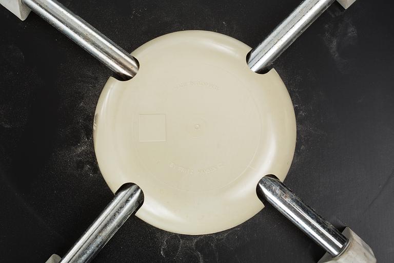 STOLAR, ett par, "Sjuan", Arne Jacobsen, Fritz Hansen, etikettmärkta 1995.