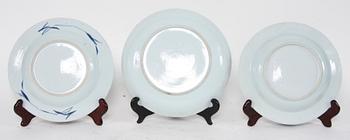 TALLRIKAR, 2 st, samt SKÅLFAT, porslin, Kina, 1800-tal.