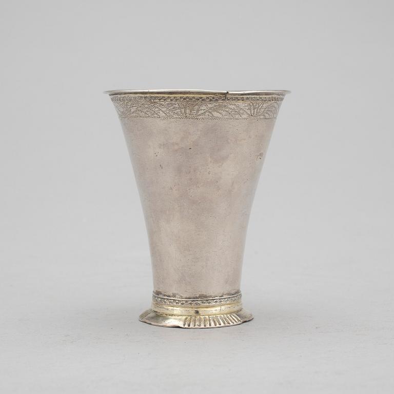 BÄGARE och SKEDAR, 3 del, bland annat en bägare av Johan Leffler, Falun, 1766. Vikt ca  125 g.