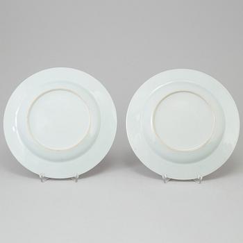 A pair of Imari Chinese porcelain plates, Qianlong (1736-95).