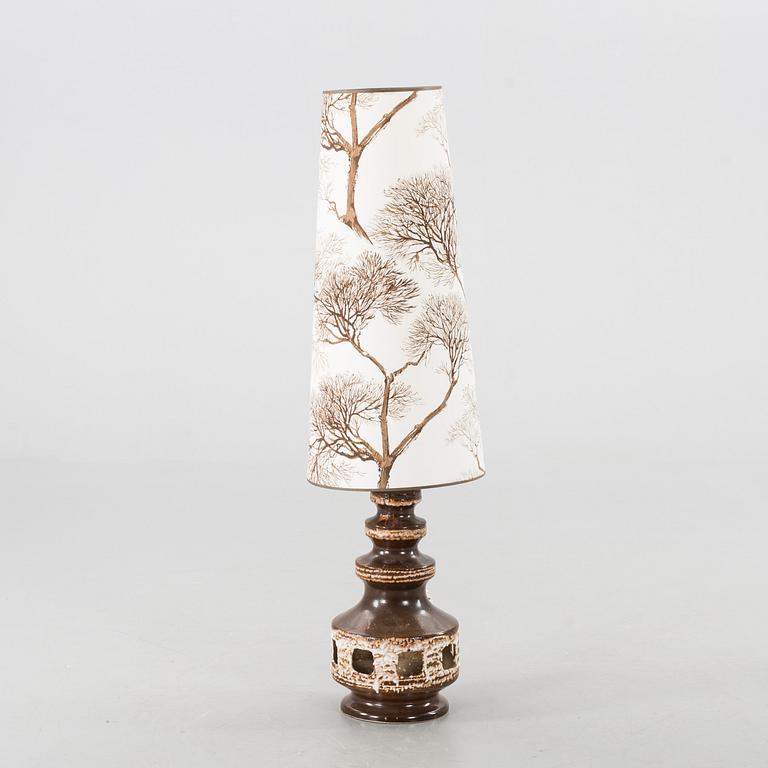 A 1960/70´S CERAMIC FLOOR LAMP.