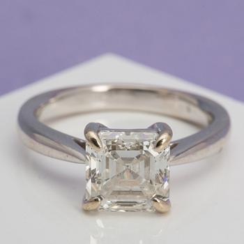 RING, med trappslipad (Assher-cut) diamant, 3.02 ct.